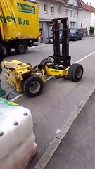 Um empilhador telecomandado e dobrável como certamente nunca viste em ação