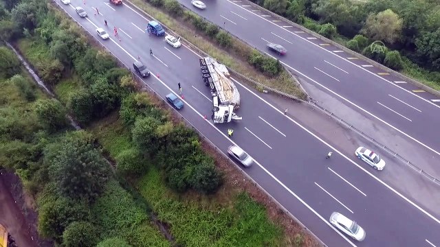 DÜZCE - Anadolu Otoyolu'nda otomobille çarpışan tır devrildi: 1 yaralı