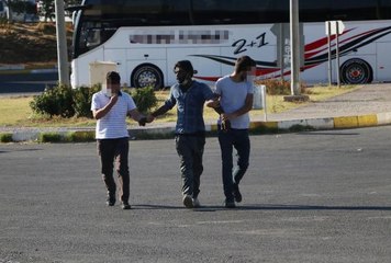 DÜZENSİZ GÖÇMENLER İÇİN DENETİM YAPAN POLİS, GÖÇMENLERİN YEMEK YEMESİNİ BEKLEDİ