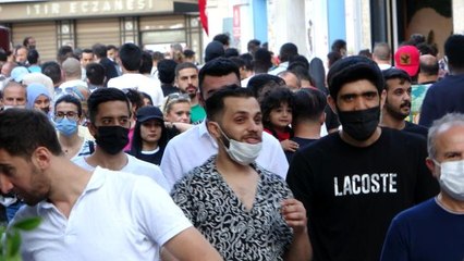 Bayramın son gününde vatandaşlar Taksim Meydanı'nı hınca hınç doldurdu