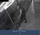 Ladrón robando uno de los locales de la calle  Juan Zubarán  de la colonia Jardines de Alcalde