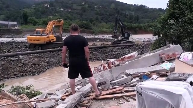 Arhavi'deki selde evleri yıkılan aile son anda kurtulmayı başardı