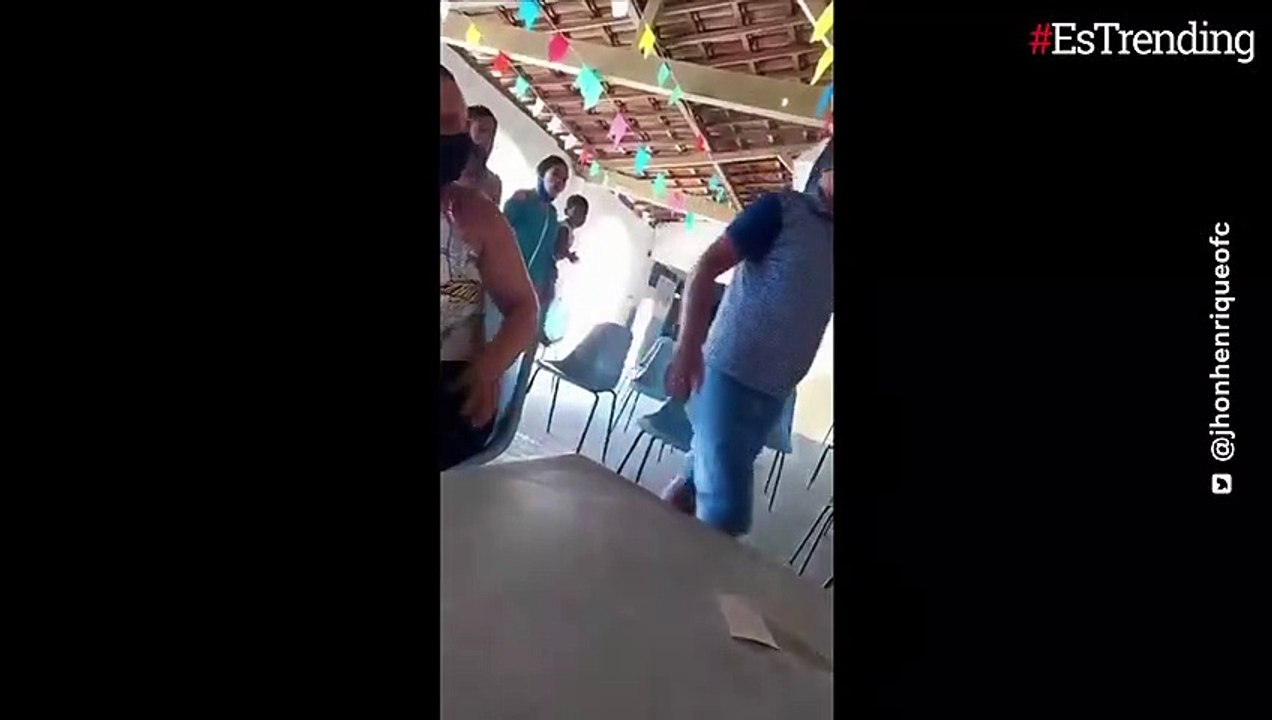 Hombre acompañó a su amante a vacunarse y se encontró con su esposa