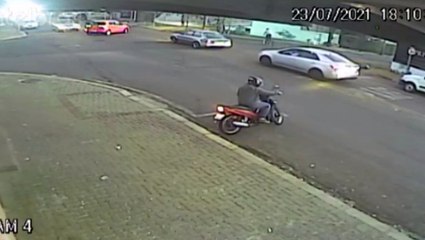 Câmera flagra colisão que envolveu Honda Biz e Range Rover, na Rua Presidente Kennedy, no Centro