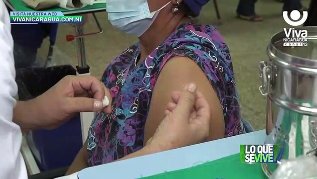 Adultos mayores son inmunizados contra la Covid-19 en Managua