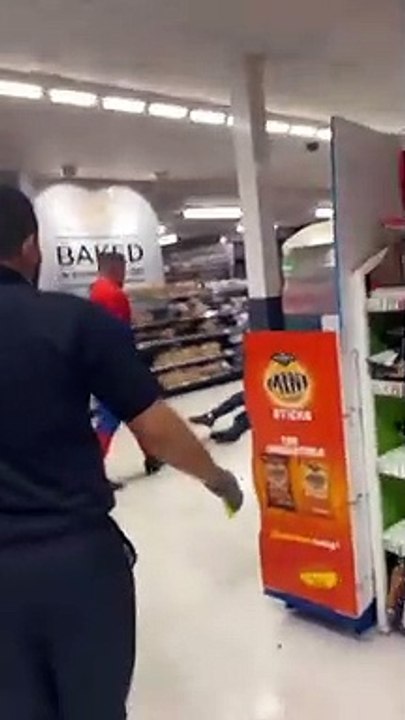 Homem-Aranha vira vilão e ataca pessoas em supermercado de Londres; veja