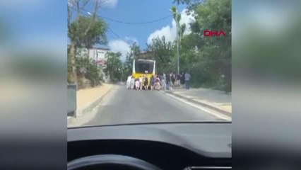 Descargar video: Son dakika haberleri... SARIYER'DE ARIZALANAN İETT OTOBÜSÜNÜ YOLCULARIN İTTİĞİ ANLAR KAMERADA