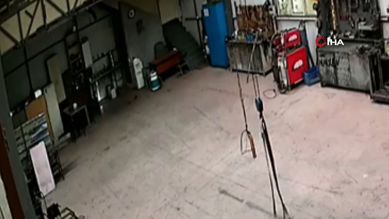 Hırsızlık için girdiği dükkanda alarm çalınca böyle kaçtı