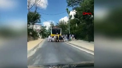 Arızalanan İETT otobüsünü yolcular itti