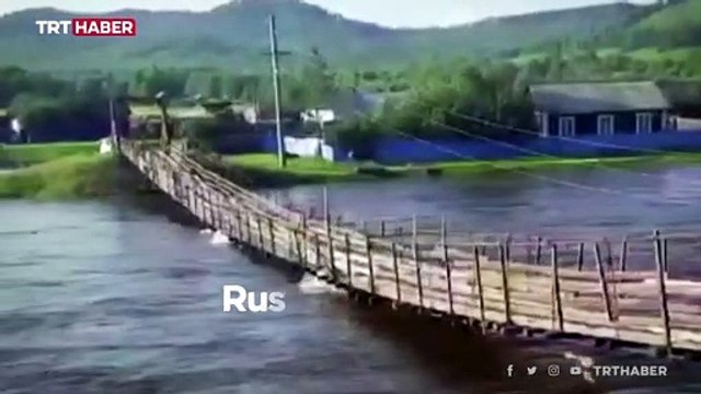 Asma köprü çöktü: Araç nehre gömüldü