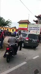 每天限500人．民众清晨排队登门接种    人潮汹涌