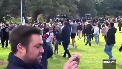 Скачать видео: Coronavirus - Violents affrontements ce matin en Australie où des milliers de personnes ont manifesté contre les restrictions sanitaires