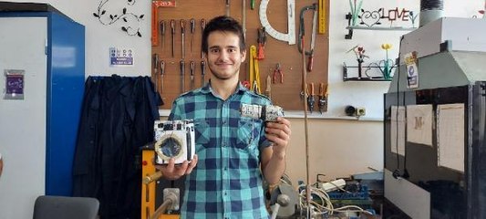 OTİZMLİ MUCİT HURDACIDAN ALDIĞI MALZEMELERİ ELEKTRONİK ALETLERE DÖNÜŞTÜRÜYOR