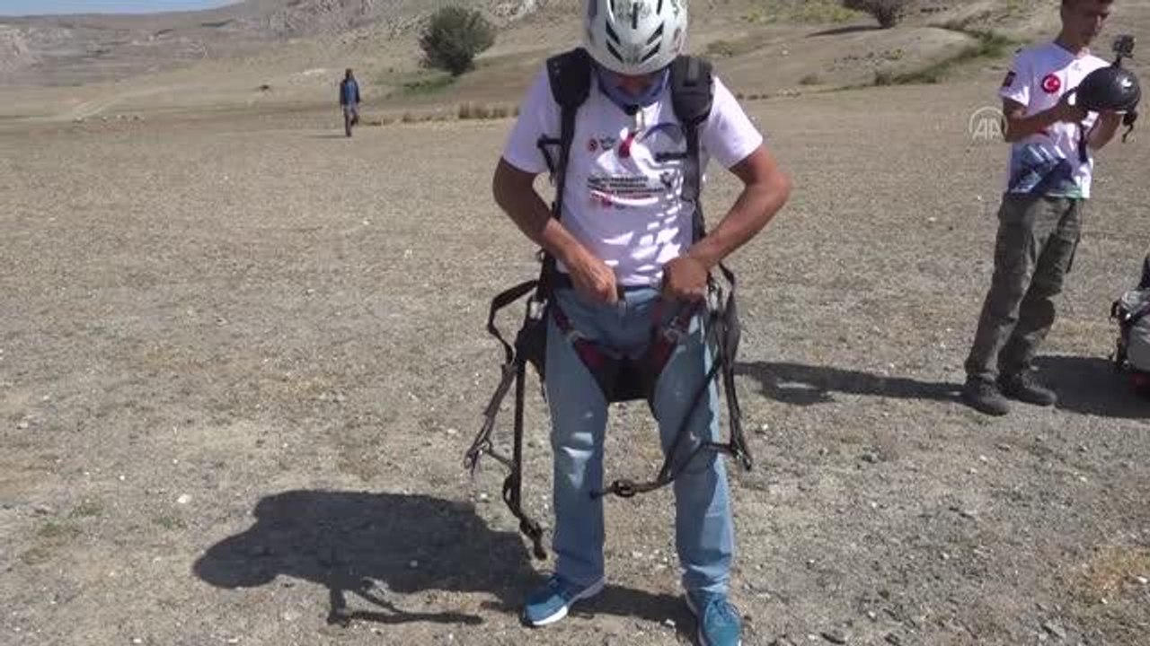 Yamaç paraşütü ile Erzincan semalarında yöresel kahvaltı keyfi yaşadılar