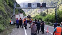 KARABÜK - Direğe çarpan kamyonetin sürücüsü öldü