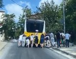 Sarıyer'de arızalanan İETT otobüsünü yolcuların ittiği anlar kamerada
