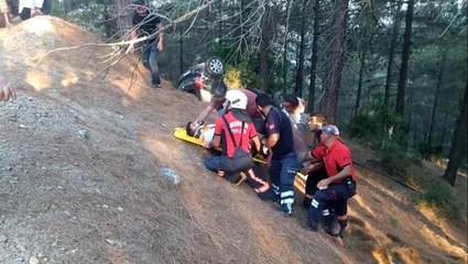 Otomobil ormanlık alana yuvarlandı: 2 yaralı