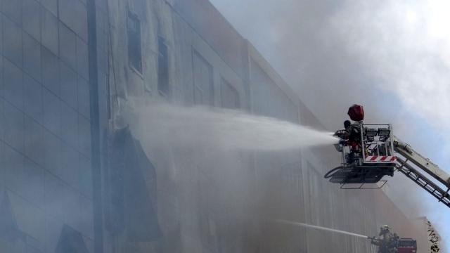 Son dakika haber | Tuzla'da kozmetik fabrikasında yangın çıktı