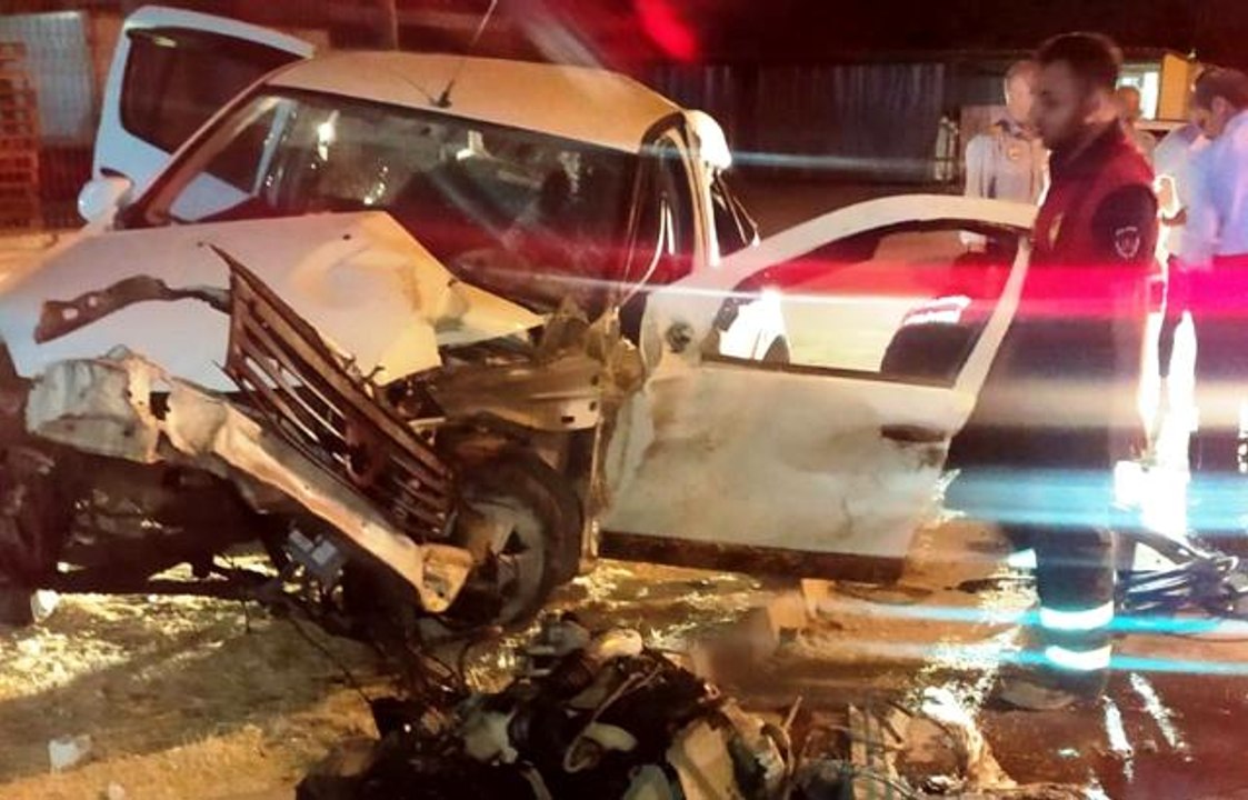 Otomobilde sıkışan sürücüyü itfaiye kurtardı