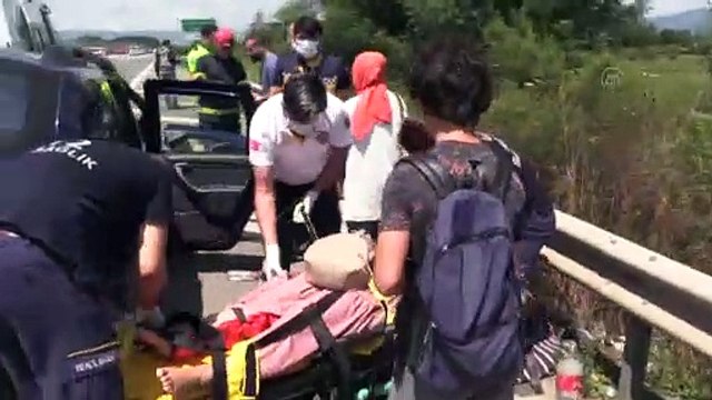 DÜZCE - Anadolu Otoyolu'nda 3 aracın karıştığı kazada 6 kişi yaralandı