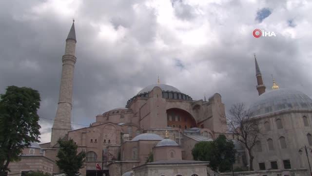 Ayasofya Camii'ne ibadete açılmasının yıl dönümünde ziyaretçi akını