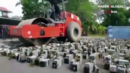 Bitcoin madenciliği için kullanılan 1.7 milyon dolar değerindeki cihazların üzerinden silindirle geçti!