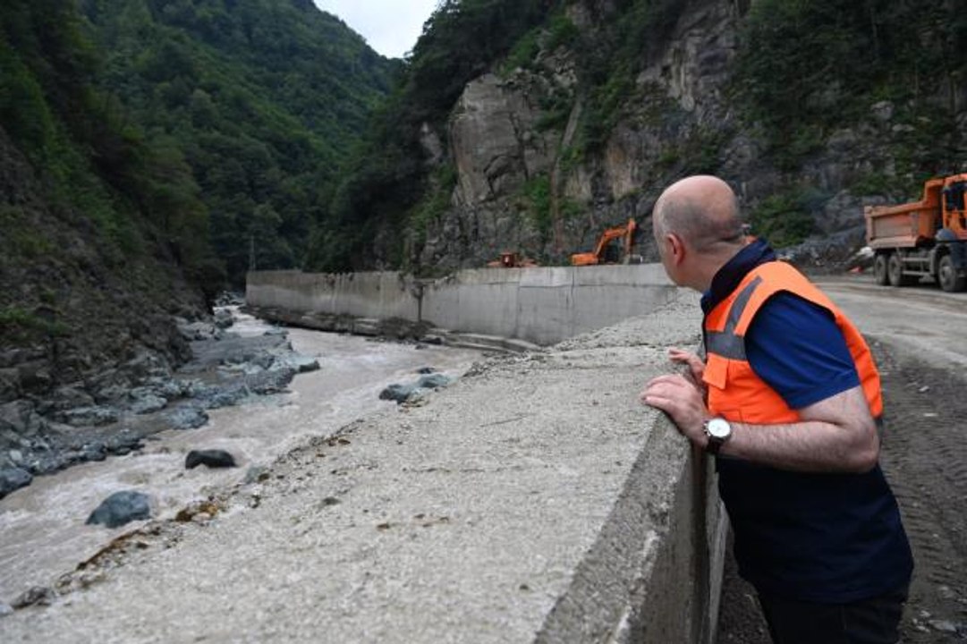 Son dakika haberleri! Ulaştırma ve Altyapı Bakanı Karaismailoğlu, Artvin'de selin etkili olduğu alanları inceledi