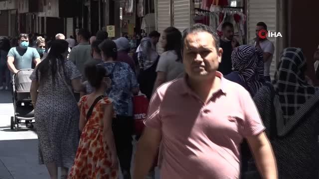 Bayram sonrası da çarşı ve pazarlar doldu, maskeler unutuldu