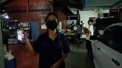 อ่างทอง งูสิงเข้าบ้านนอนซุกชั้นวางรองเท้าหน้าบ้าน