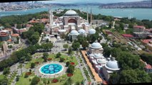 İSTANBUL - Yeniden ibadete açılmasının birinci yılında Ayasofya-i Kebir Cami-i Şerifi'nde ziyaretçi yoğunluğu