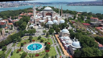 Download Video: İSTANBUL - Yeniden ibadete açılmasının birinci yılında Ayasofya-i Kebir Cami-i Şerifi'nde ziyaretçi yoğunluğu