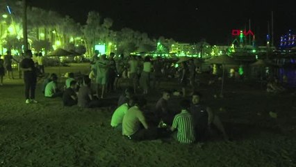 SAHİLDE UYUYAN TATİLCİLERİN ARASINDA TORBALAR DOLUSU ÇÖP TOPLADILAR