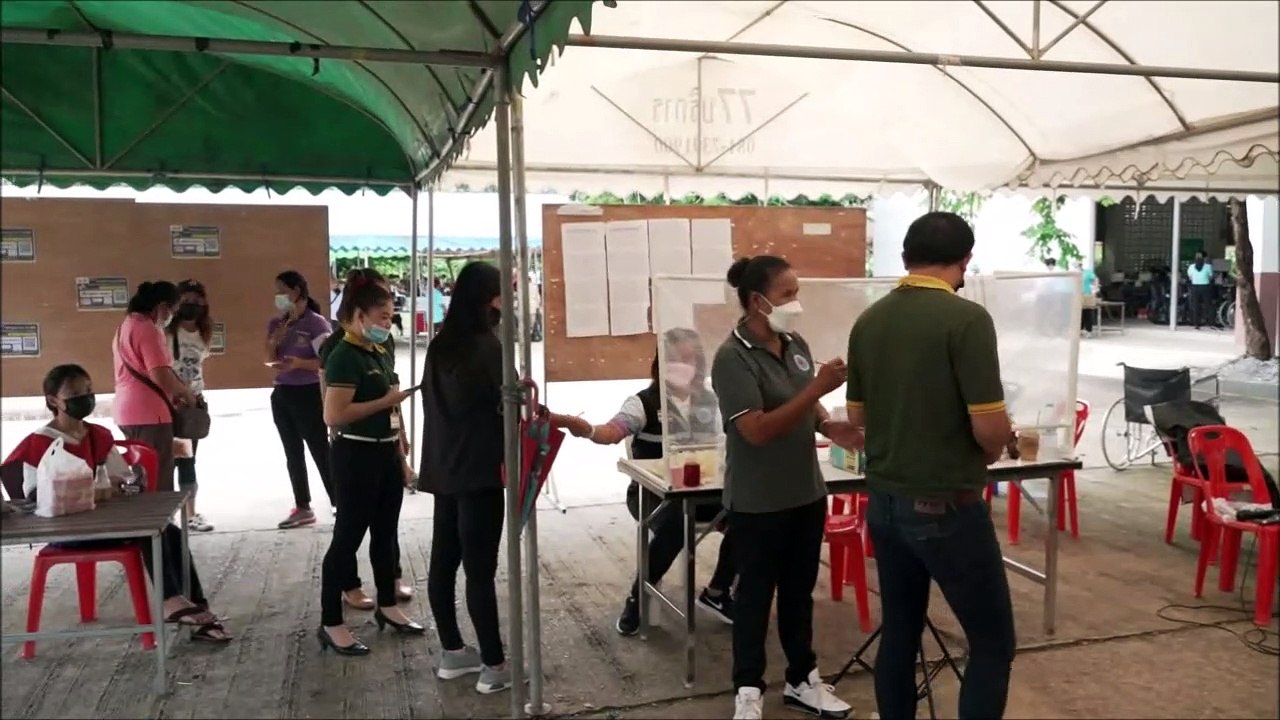 นายธรรมชาติ ทองบุตดี รอง ผอ.มูลนิธิจราจรบึงกาฬ ในนามทีมงานแอดมิน นายอาทิตย์ ศิริวงค์ กน.บึงกาฬ อาโกร้านกระเพราถาดแสนเกลียวเสี่ยเจ๊กคาวบอย