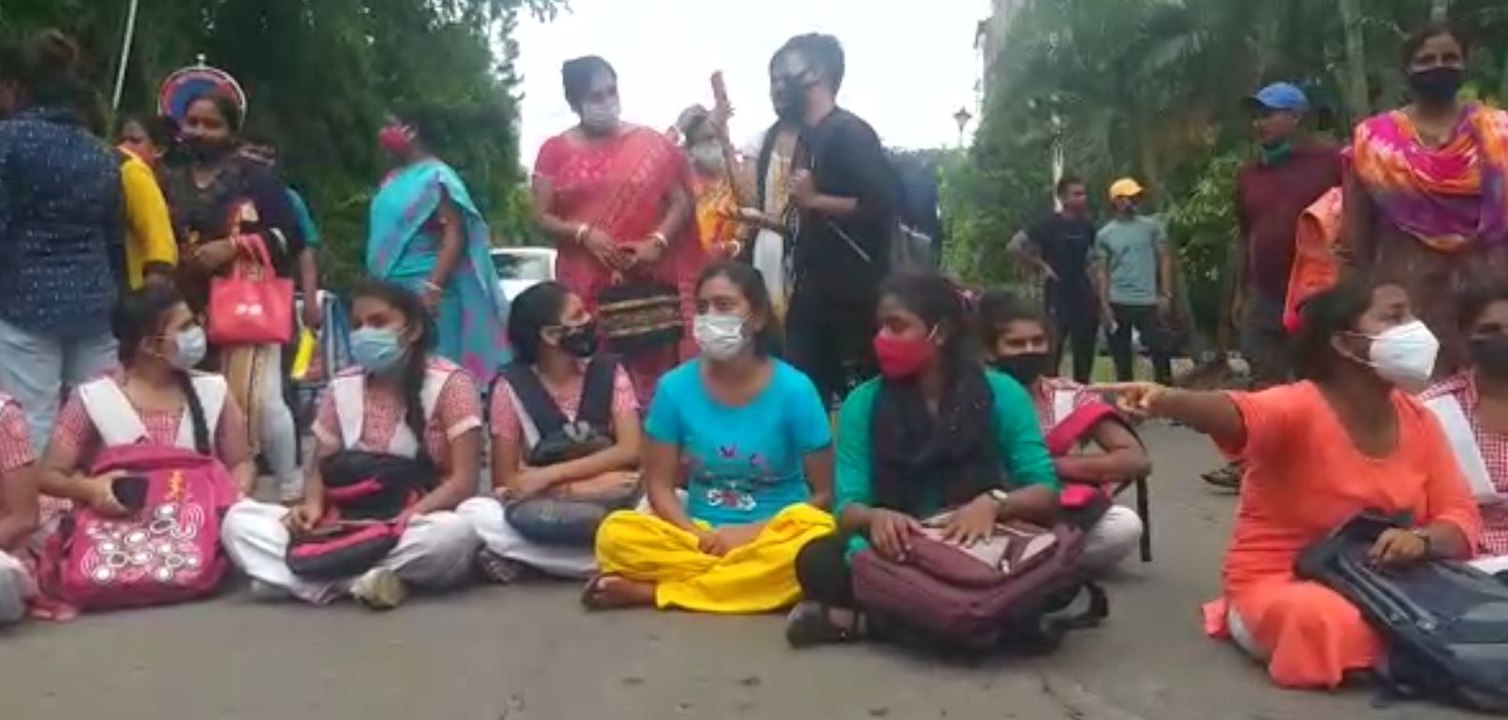 উচ্চমধ্যমিক পরীক্ষায় পাশ করিয়ে দেওয়ার দাবিতে...