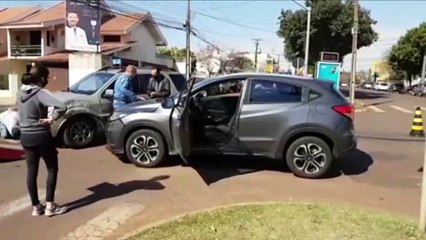 Carros se envolvem em colisão na Avenida Toledo com a Rua Recife