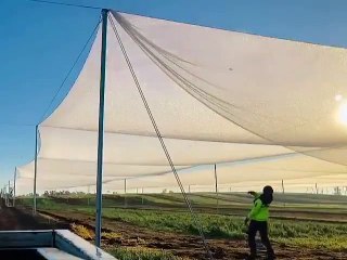 Geceden kalma çiğ taneleri ile sulama yapmak