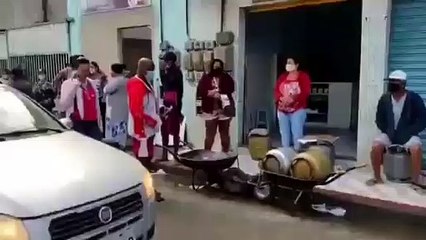 Mais de 10 horas na fila para conseguir gás de cozinha a R$ 40