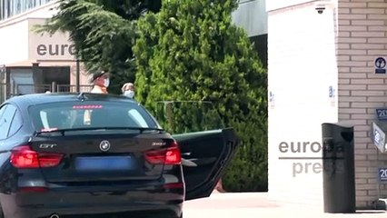 Carmen Borrrego llega al plató evitando las preguntas de la prensa sobre Olga Moreno