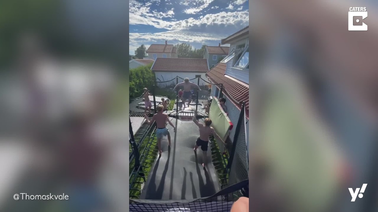 Teen mit beeindruckenden Trampolin-Skills