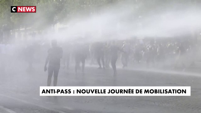 Manifestation anti-pass sanitaire : les manifestants repoussés des Champs-Elysées par des canons à eau