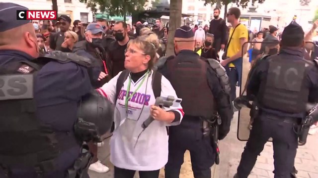 Des heurts en marge des manifestations contre le pass sanitaire à Paris
