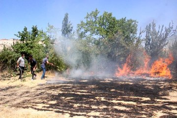Anız yangınında alevlere ilk müdahaleyi polisler yaptı
