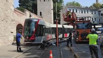 Fatih'te korku dolu dakikalar! İçinde yolcu olan Bağcılar-Kabataş tramvayı raydan çıktı