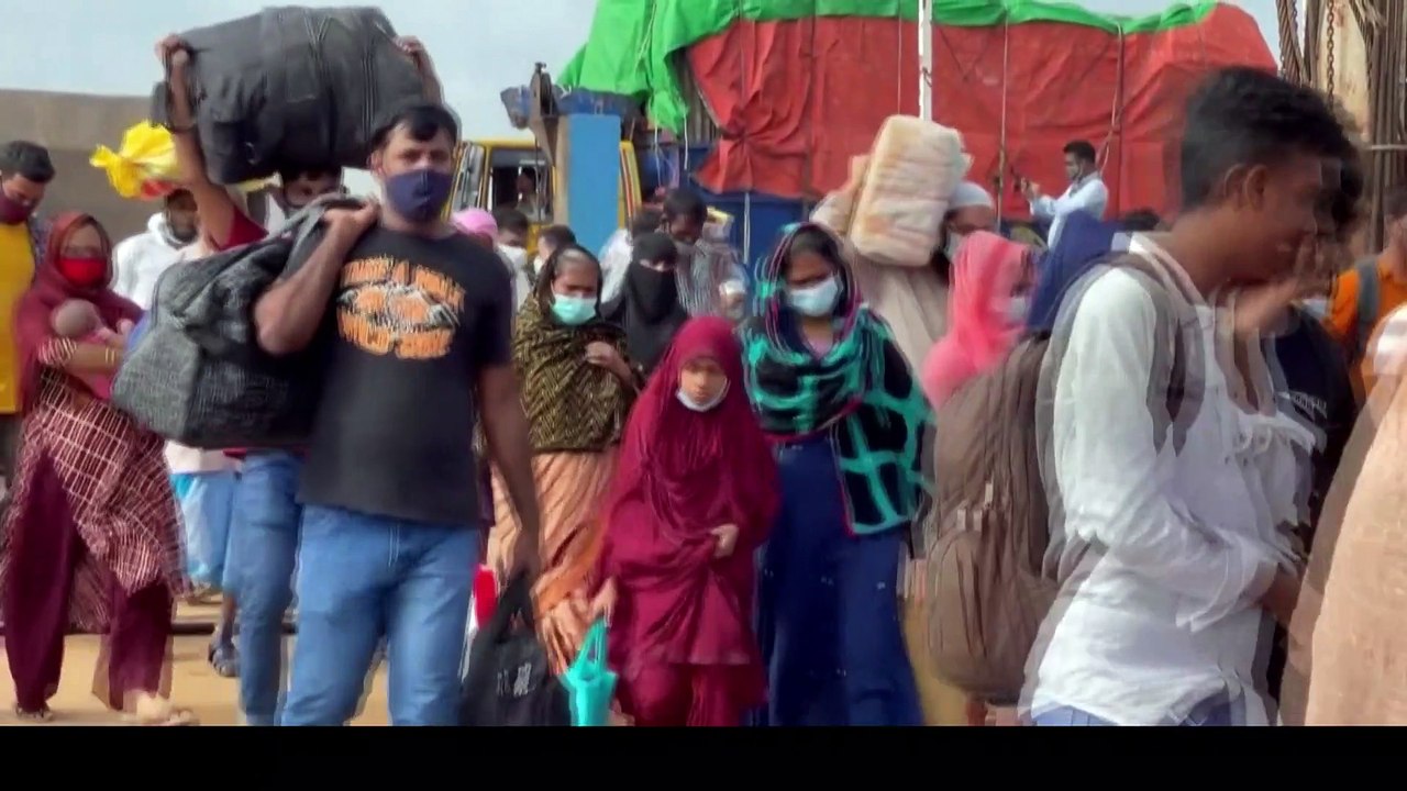 Au Bangladesh, la réouverture des usines textile entraîne une ruée des ouvriers