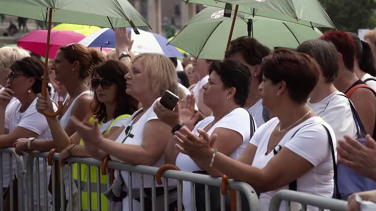 Mehr Geld, kürzere Arbeitszeiten: Ungarns Pflegepersonal demonstriert