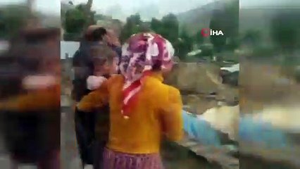 Sel felaketi...Minibüs ve koyun sürüsü sele kapılırken, çok sayıda yapı ise yıkıldı