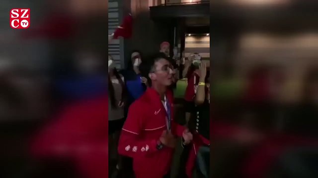 Mete Gazoz'un başarısı İzmir Marşı ile kutlandı