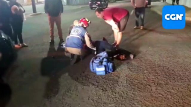 Garupa de motocicleta fica ferida após colisão de trânsito no Centro; o condutor da motocicleta teria se evadido do local