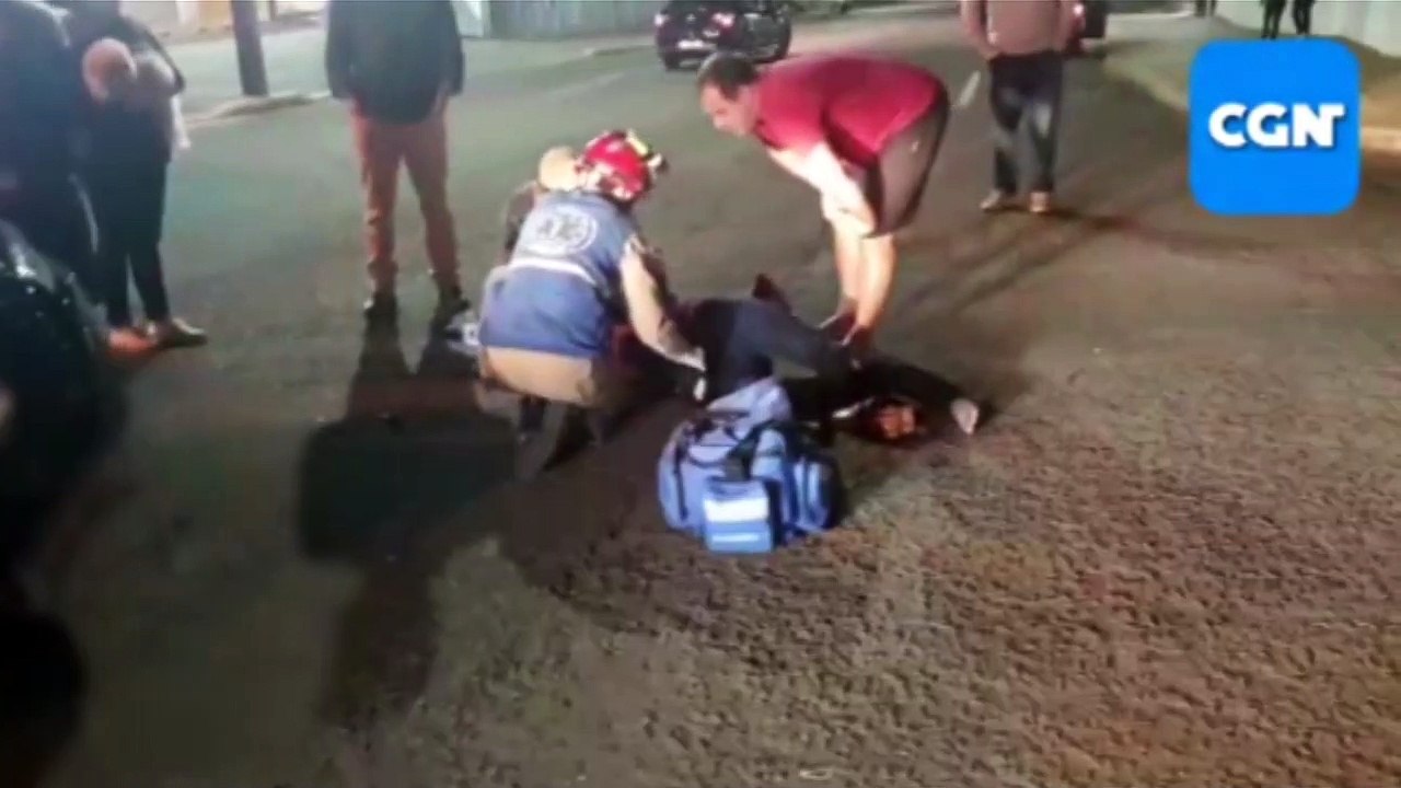 Garupa de motocicleta fica ferida após colisão...