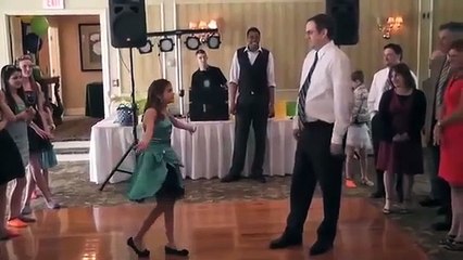 Sorprendente Baile Niña de 12 años Con Padre en su Cumpleaños